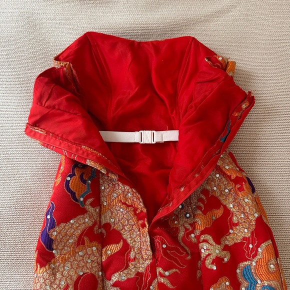 Chinese wedding gown - Picture 4 of 11